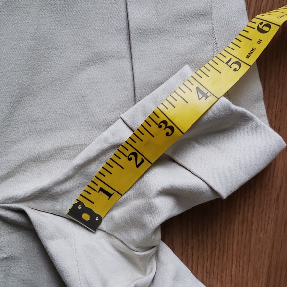 Express Design Studio Tan Cuffed Leg Stretch Shorts Women's Size 4, 30" Waist - Picture 4 of 6